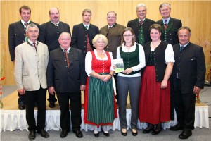 Der Vorstand des Naturpark Attersee-Traunsee mit Geschäftsführerin DI Sandra Gattermaier (vorne, 3.v.r) Der Vorstand des Naturpark Attersee-Traunsee mit Geschäftsführerin DI Sandra Gattermaier (vorne, 3.v.r) - Copyright: www.salzi.at